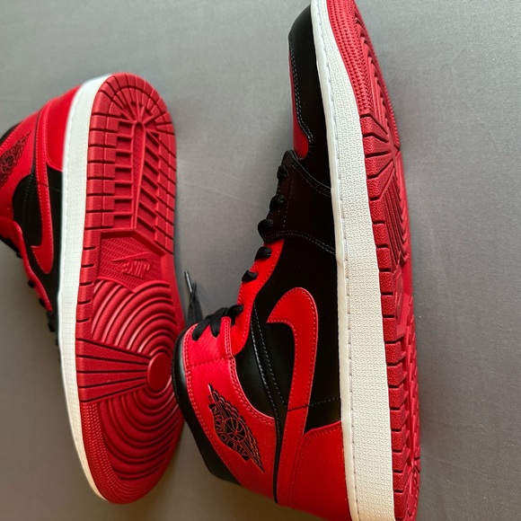 BNIB Nike Air Jordan 1 Reverse Banned Size 14
554724-074 - Picture 3 of 3